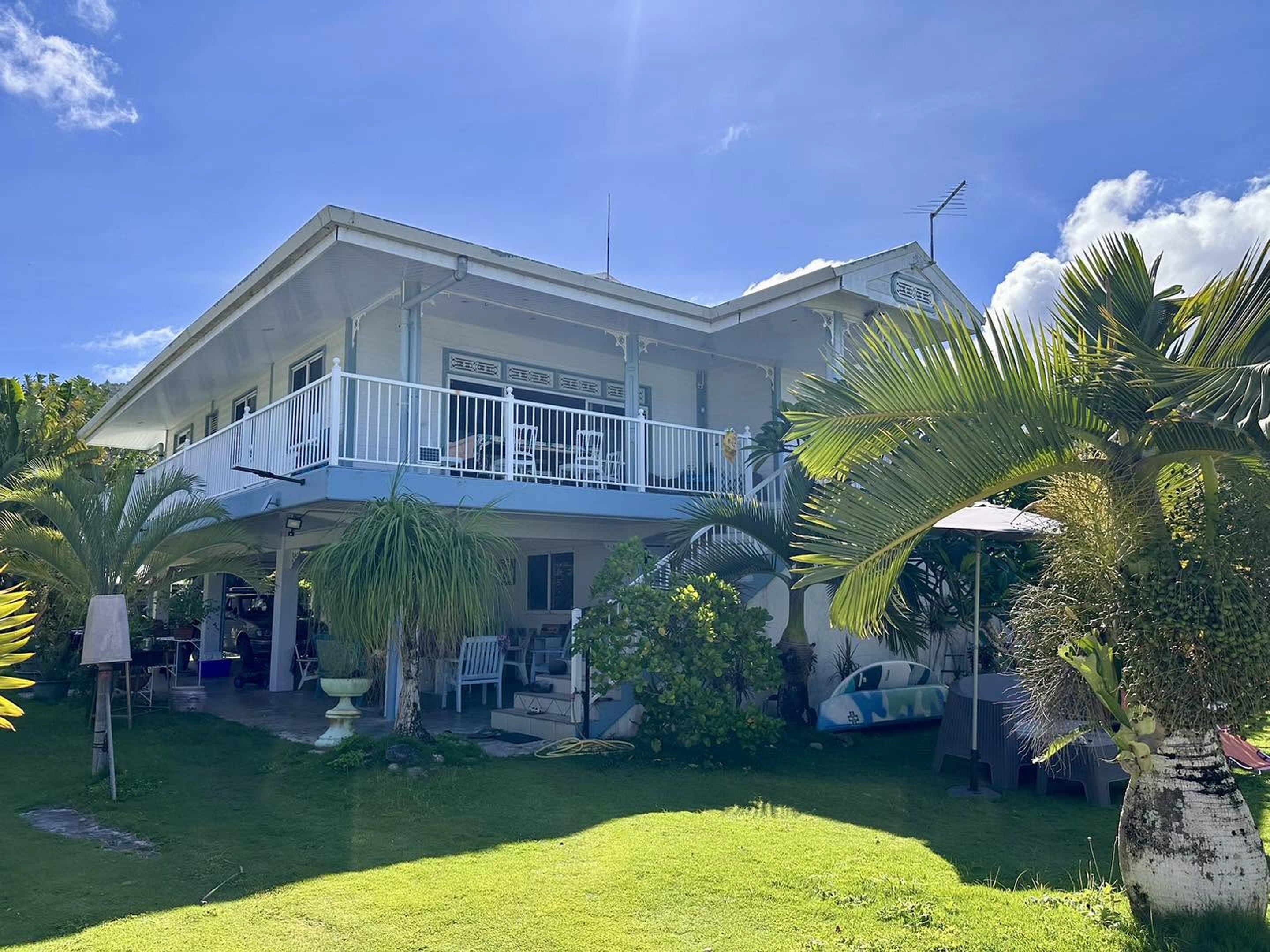 Façade de Meri Lodge et jardin tropical à Fare